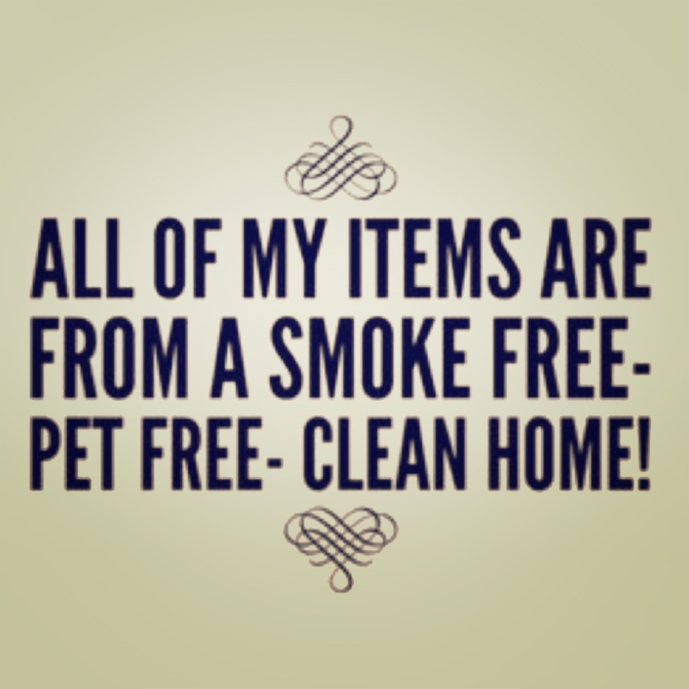 ❣️MY CLOSET: Always pet free & smoke free!❣️